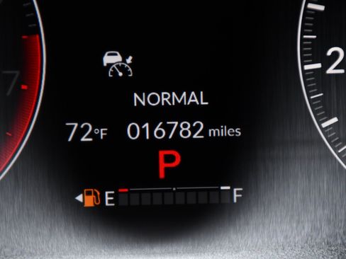 Used 2025 Honda Pilot Touring image 17