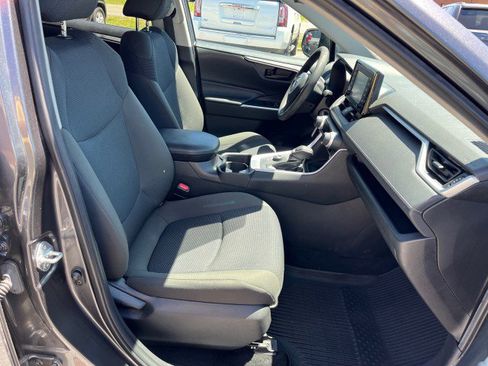 Used 2021 Toyota RAV4 LE AWD/4WD image 19