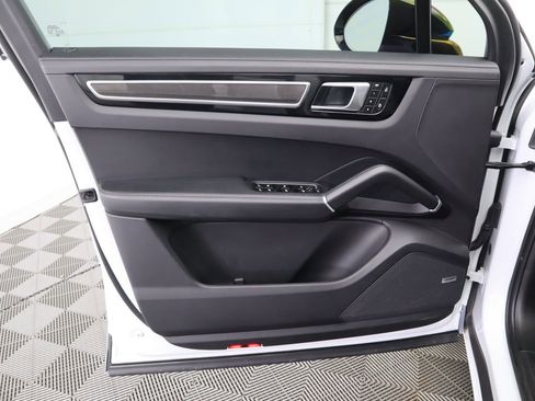 Used 2023 Porsche Cayenne Platinum Edition image 25