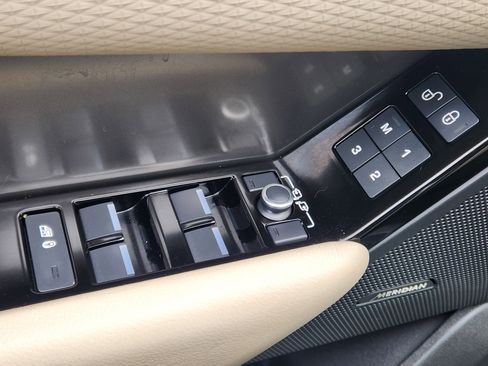 Used 2020 Land Rover Range Rover Velar S image 13