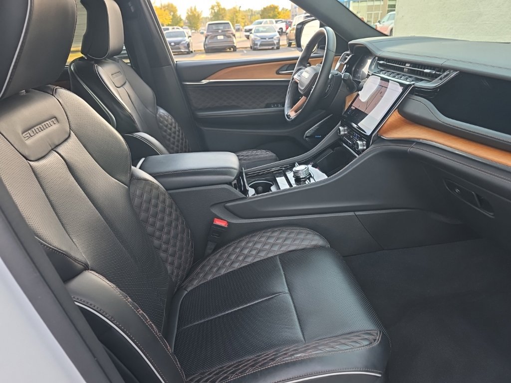 Used 2022 Jeep Grand Cherokee Summit AWD/4WD image 11