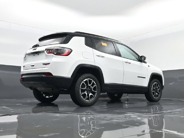Used 2025 Jeep Compass Trailhawk AWD/4WD image 23