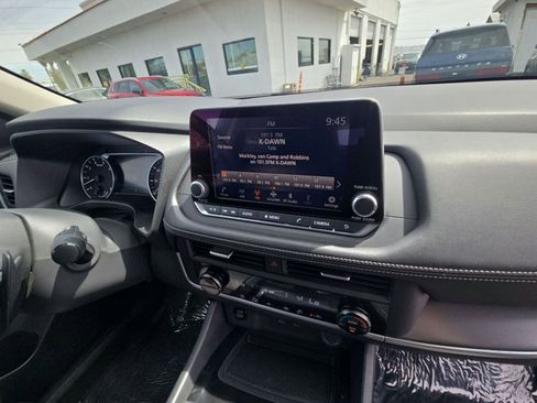 Used 2025 Nissan Rogue SV FWD image 32