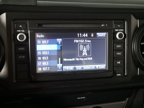 Used 2019 Toyota Tacoma SR w/ SR Convenience Package image 22