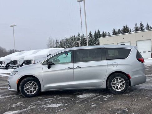 Used 2024 Chrysler Pacifica Touring-L image 3
