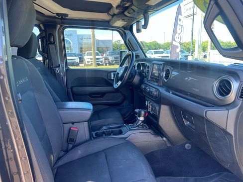 Used 2023 Jeep Wrangler Unlimited Sahara w/ Cold Weather Group AWD/4WD image 16