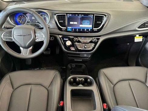 New 2026 Chrysler Pacifica Select image 10