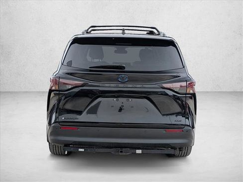 Used 2025 Toyota Sienna XLE Woodland Edition image 7