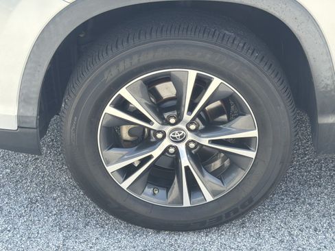 Used 2018 Toyota Highlander LE FWD image 32