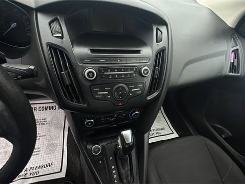 Used 2016 Ford Focus SE w/ SE Cold Weather Package image 20
