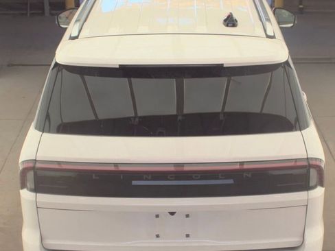 Used 2025 Lincoln Navigator Reserve image 4