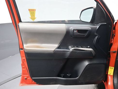 Used 2016 Toyota Tacoma SR5 w/ Towing Package RWD image 9