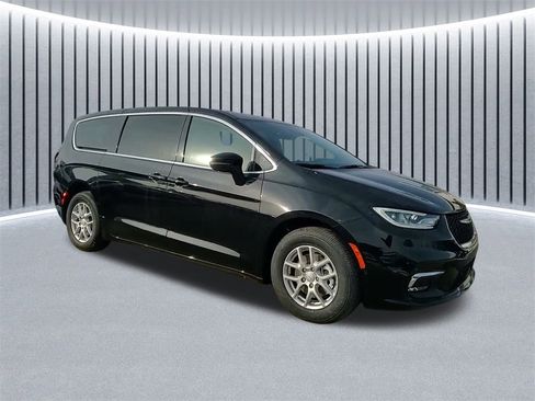 New 2026 Chrysler Pacifica Select image 2