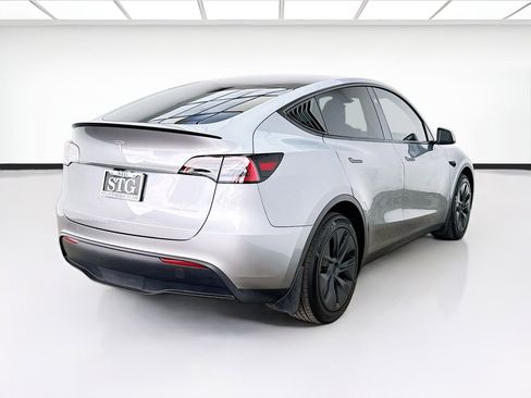 Used 2024 Tesla Model Y Long Range AWD/4WD image 4