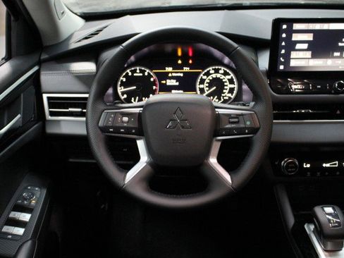 New 2025 Mitsubishi Outlander SE image 21
