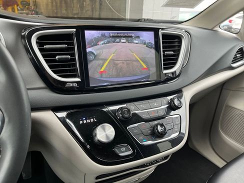 Used 2023 Chrysler Pacifica Touring-L image 23