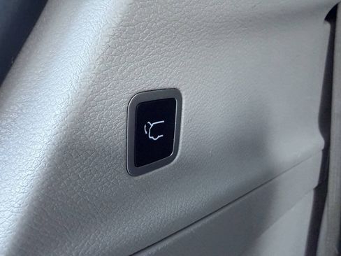 Used 2022 Chrysler Pacifica Limited FWD image 9