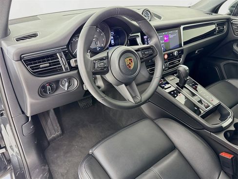Certified 2025 Porsche Macan image 4