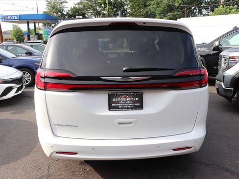 Used 2024 Chrysler Pacifica Touring-L FWD image 4