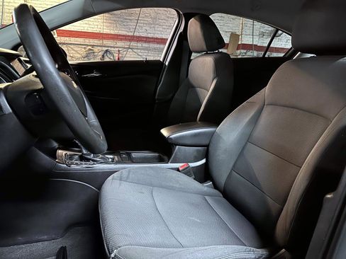 Used 2018 Chevrolet Cruze LT w/ Convenience Package image 15