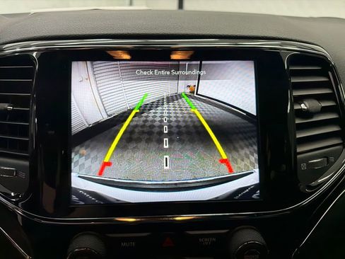 Used 2019 Jeep Grand Cherokee Limited image 29