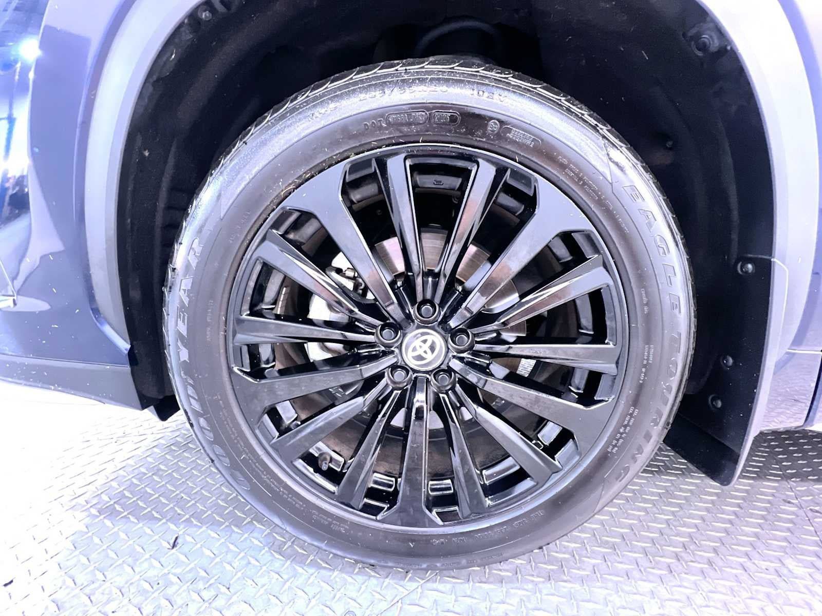 Used 2025 Toyota Highlander XSE AWD/4WD image 10