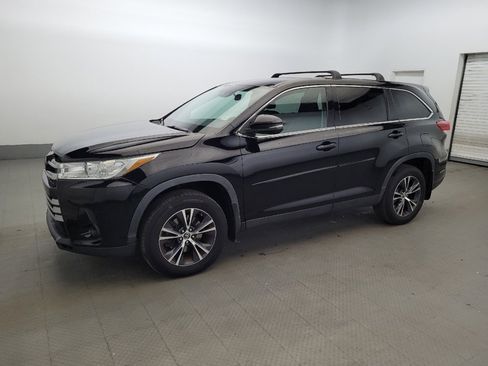 Used 2019 Toyota Highlander LE AWD/4WD image 2