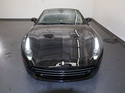 Used 2017 Ferrari California T RWD image 10