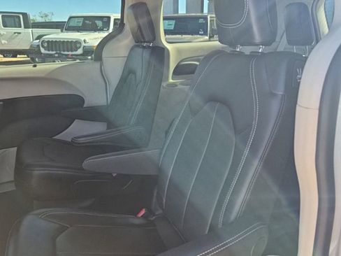 Certified 2024 Chrysler Pacifica Touring-L image 24