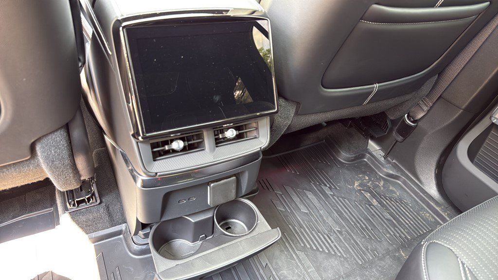 Certified 2026 Cadillac Vistiq Sport w/ LPO, Floor Liner Package AWD/4WD image 5