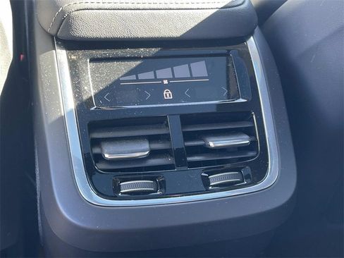 Used 2023 Volvo XC60 B5 Ultimate image 17