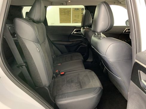 Used 2024 Mitsubishi Outlander SE image 40