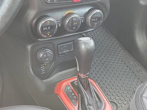 Used 2016 Jeep Renegade Trailhawk w/ Premium Trailhawk Package AWD/4WD image 17