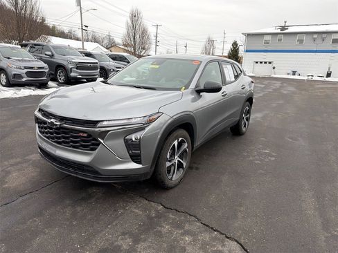 Used 2025 Chevrolet Trax RS w/ Sunroof Package image 4