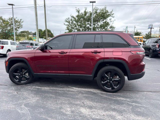 Used 2023 Jeep Grand Cherokee Limited w/ Black Appearance Package AWD/4WD image 12