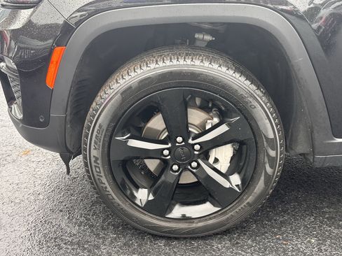 Used 2023 Jeep Grand Cherokee Limited w/ Luxury Tech Group II image 18