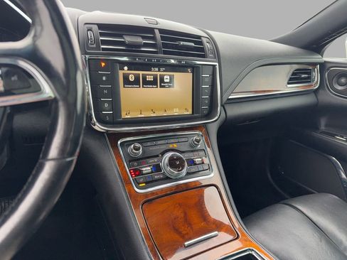 Used 2018 Lincoln Continental Reserve AWD/4WD image 16