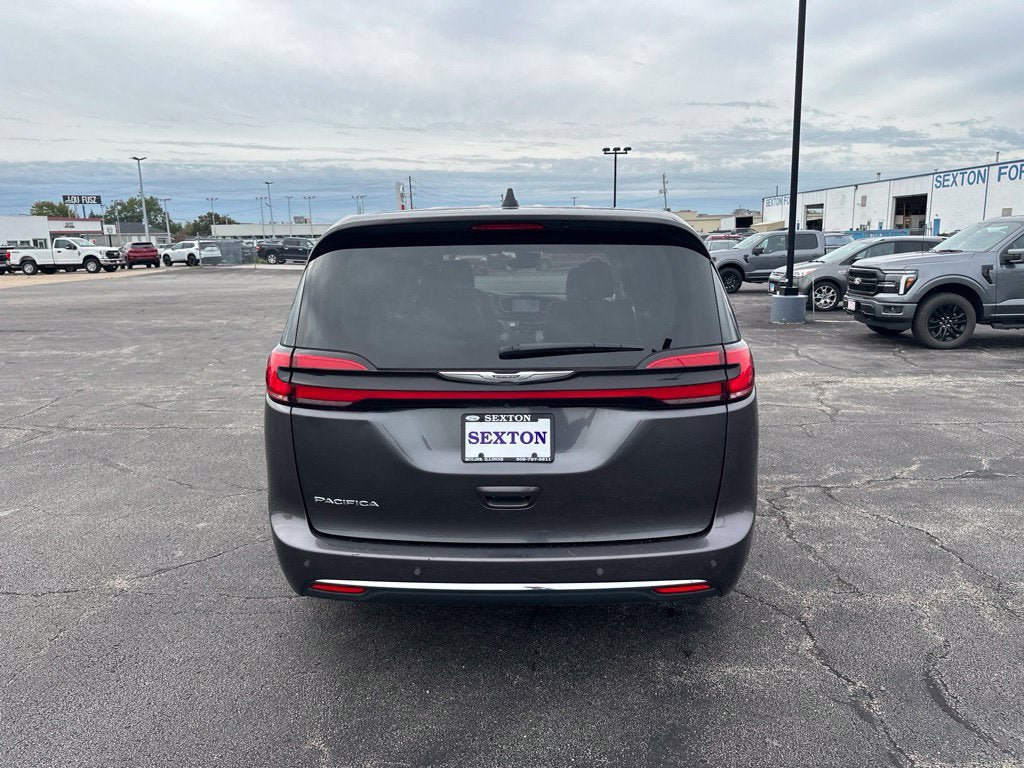 Used 2023 Chrysler Pacifica Touring-L FWD image 6
