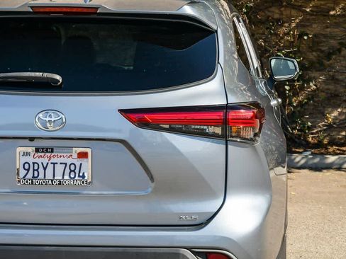 Used 2022 Toyota Highlander XLE image 6