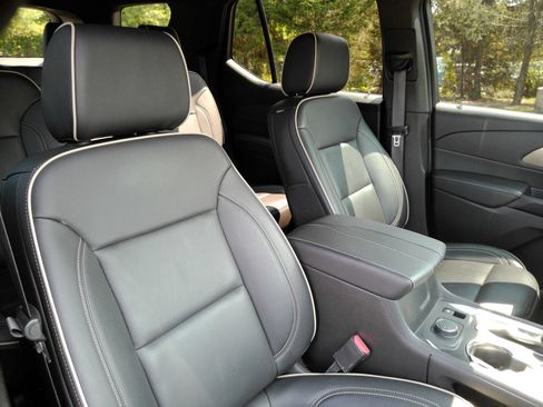 Certified 2023 Chevrolet Traverse Premier w/ Redline Edition AWD/4WD image 18