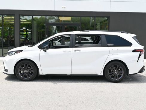 Used 2025 Toyota Sienna XSE FWD image 6