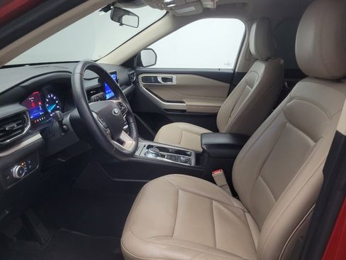 Used 2022 Ford Explorer XLT w/ Equipment Group 202A AWD/4WD image 17