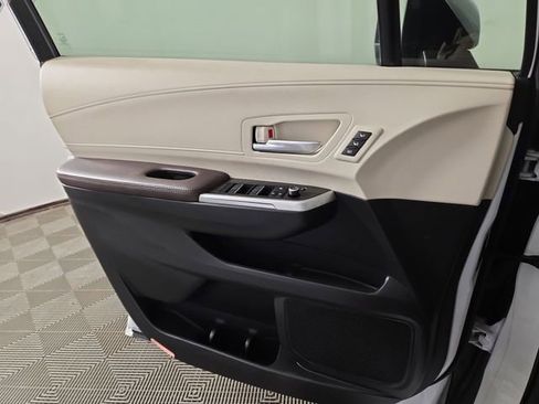 Used 2023 Toyota Sienna Platinum FWD image 33