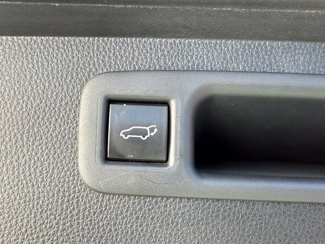 Used 2020 Toyota Highlander XLE AWD/4WD image 10