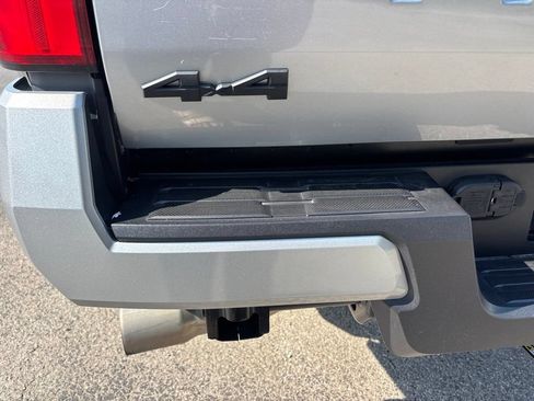 Used 2025 Toyota Tacoma SR5 AWD/4WD image 12