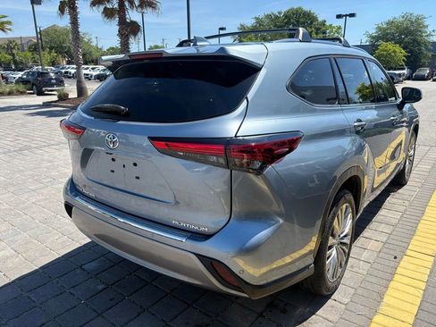 Used 2023 Toyota Highlander Platinum FWD image 5