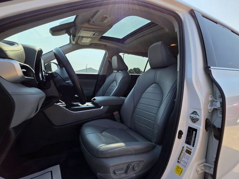 Used 2022 Toyota Highlander XLE AWD/4WD image 12
