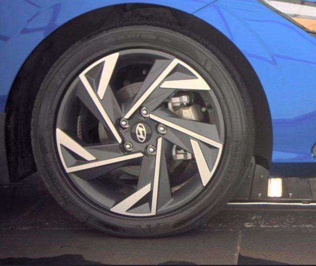Used 2025 Hyundai Elantra Sport FWD image 13