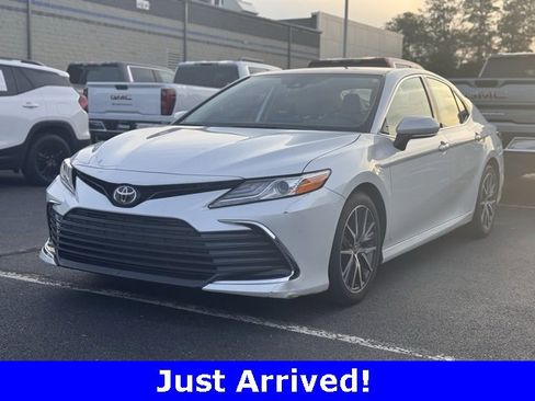 Used 2021 Toyota Camry XLE image 1
