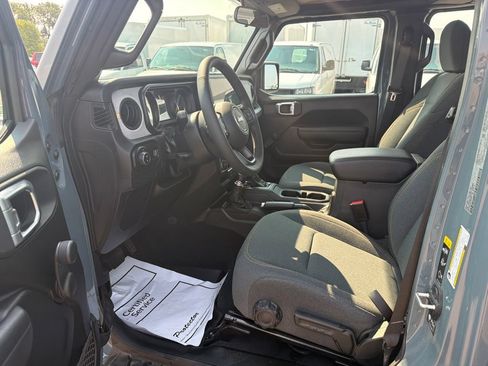 Used 2024 Jeep Gladiator Sport AWD/4WD image 23